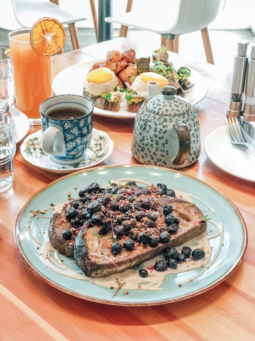 12 Best Vegans Eat in Vancouver
