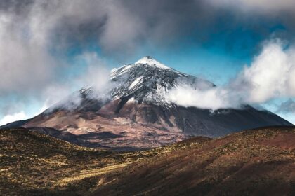Climbing, rock gatherings, going outside the trail: Tourists accused of destroying Tenerife's Tiid Park