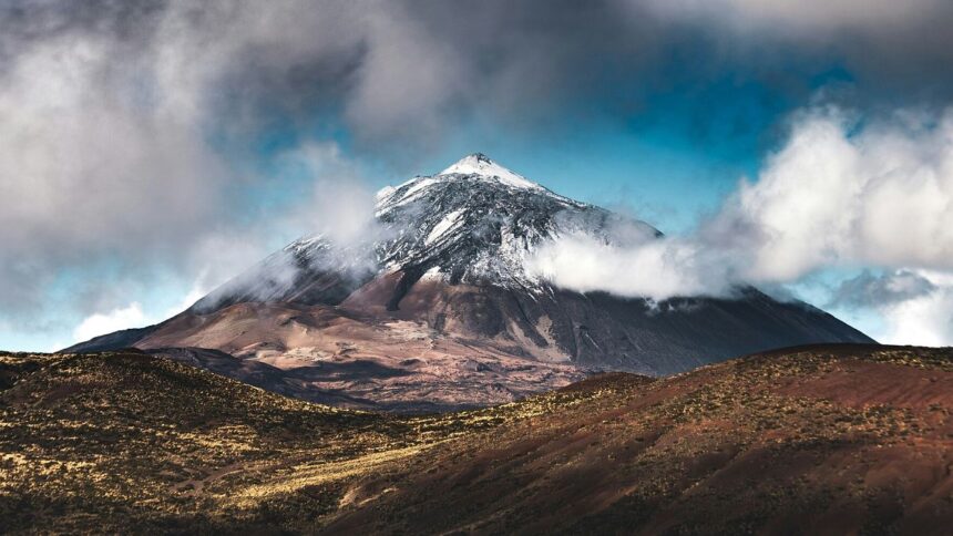 Climbing, rock gatherings, going outside the trail: Tourists accused of destroying Tenerife's Tiid Park