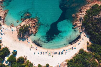 To visit these spectacular beaches in Sardinia this summer, you must book via the app