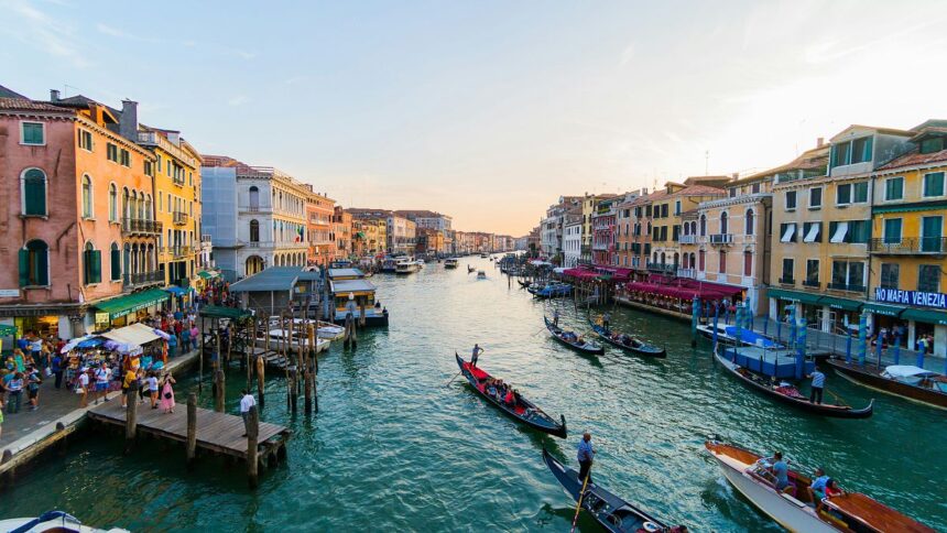Venice's Day Tripper Fees Return this week and will rise to 10 Euros for last minute bookings