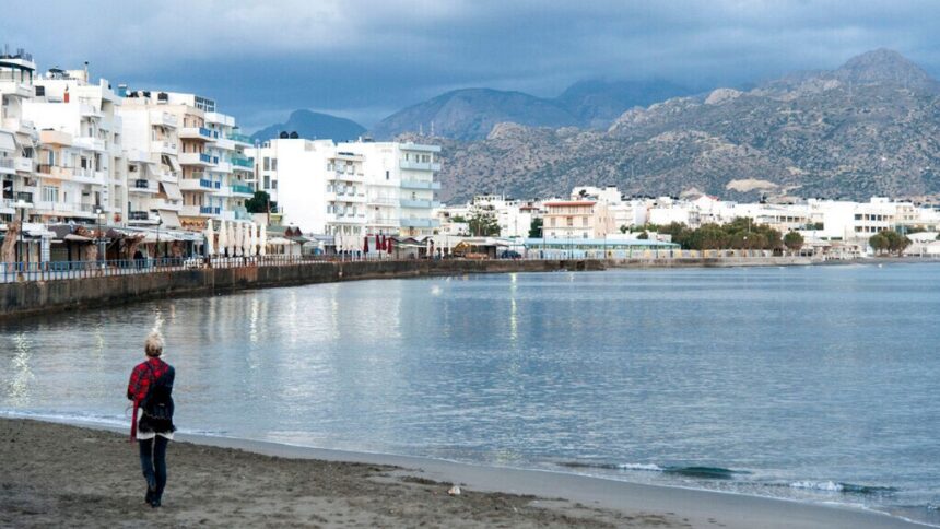 Don't panic, but be careful, experts advise tourists after earthquake rattle Greece