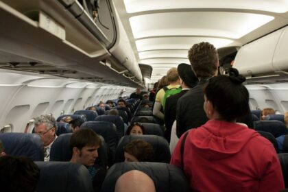 Türkiye to great passengers standing up before seat belt signs get off on plane
