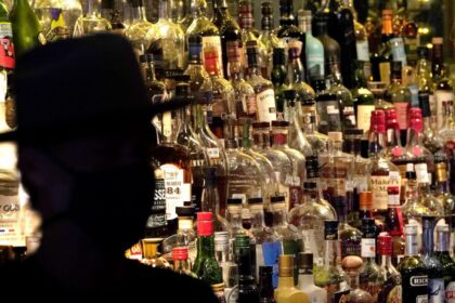 Porto bans the sale of alcohol for street consumption at night to tackle the issue of "boteron"