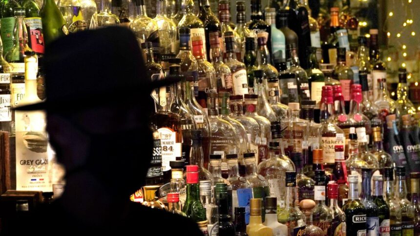 Porto bans the sale of alcohol for street consumption at night to tackle the issue of "boteron"