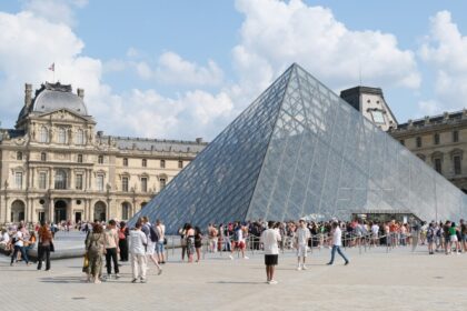 Why the Louvre temporarily closed the door this week