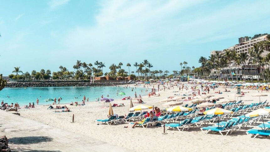 Wildfire warning issued in the Canary Islands prepare millions of people for vacation there